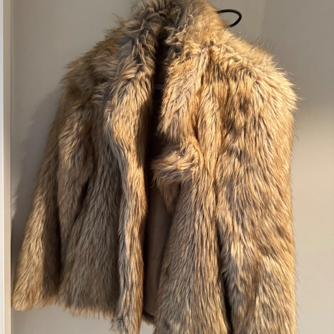 Beige pälsjacka med lång lugg