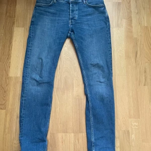 Blå jeans från Neuw - Snygga blå jeans från Neuw med klassisk femficksdesign och smal passform. Jeansen har en mörkblå tvätt och raka ben som smalnar av nedtill. Perfekta för dig som gillar en modern och stilren look. Materialet är mjukt och stretchigt och enligt mig dom skönaste jeansen jag någonsin testat. Vid fler frågor eller funderingar tveka inte att skriva!