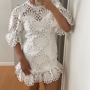 Vit kort klänning med spets och volang - Supersöt vit kort klänning som passar perfekt till studenten! Jag är 165 cm och bär vanligtvis xs/s för referens🥰
