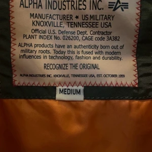 Alpha industries bomberjacka - Helt ny aldrig använd!!!  Alpha industries bomberjacka aldrig använd så i nyskick lapp ftf kvar på dragknapp på armen nypris