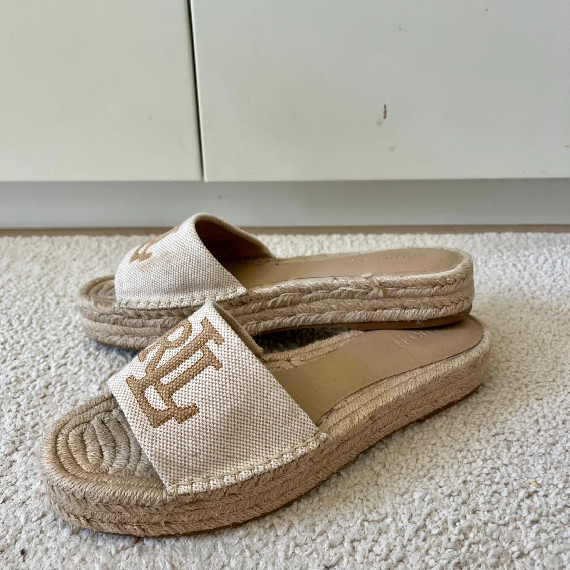 Beige sandaler från Ralph Lauren - 1