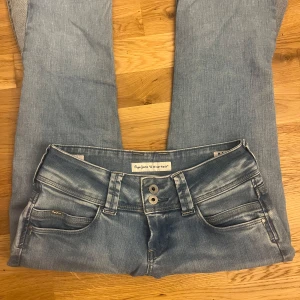 Lågmidjade jeans  - Snygga Lågmidjade jeans från pepe som är omsydda till bootcut. De är storlek 27/32🥰midjemått:77cm och innerbenslängd:77cm