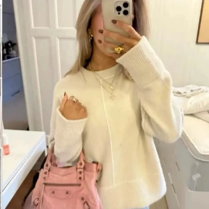 Superfin beige stickad tröja från Zara - Stickad tröja från Zara som passar perfekt för hösten🍁Säljer på grund av att den är lite liten för mig 