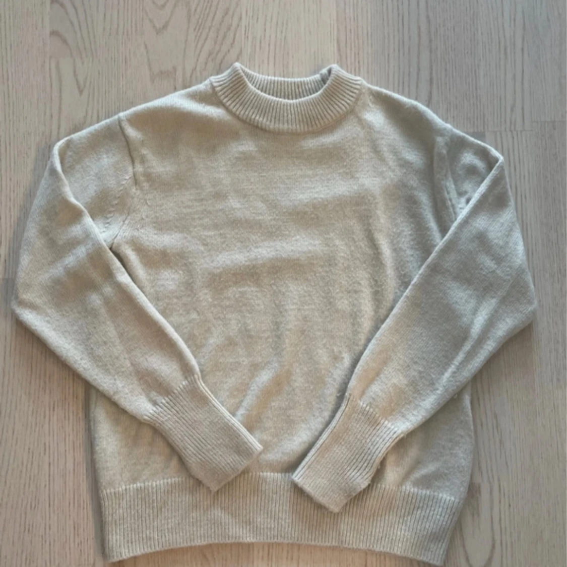 Cremevit stickad tröja