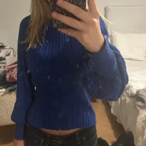 Blå ribbad stickad tröja Vero Moda - Säljer en blå ribbstickad tröja från Vero Moda i storlek XS. Tröjan har lång ärm med lätt puff vid axlarna och sitter snyggt figurnära. Perfekt till jeans eller kjol för en trendig look💗