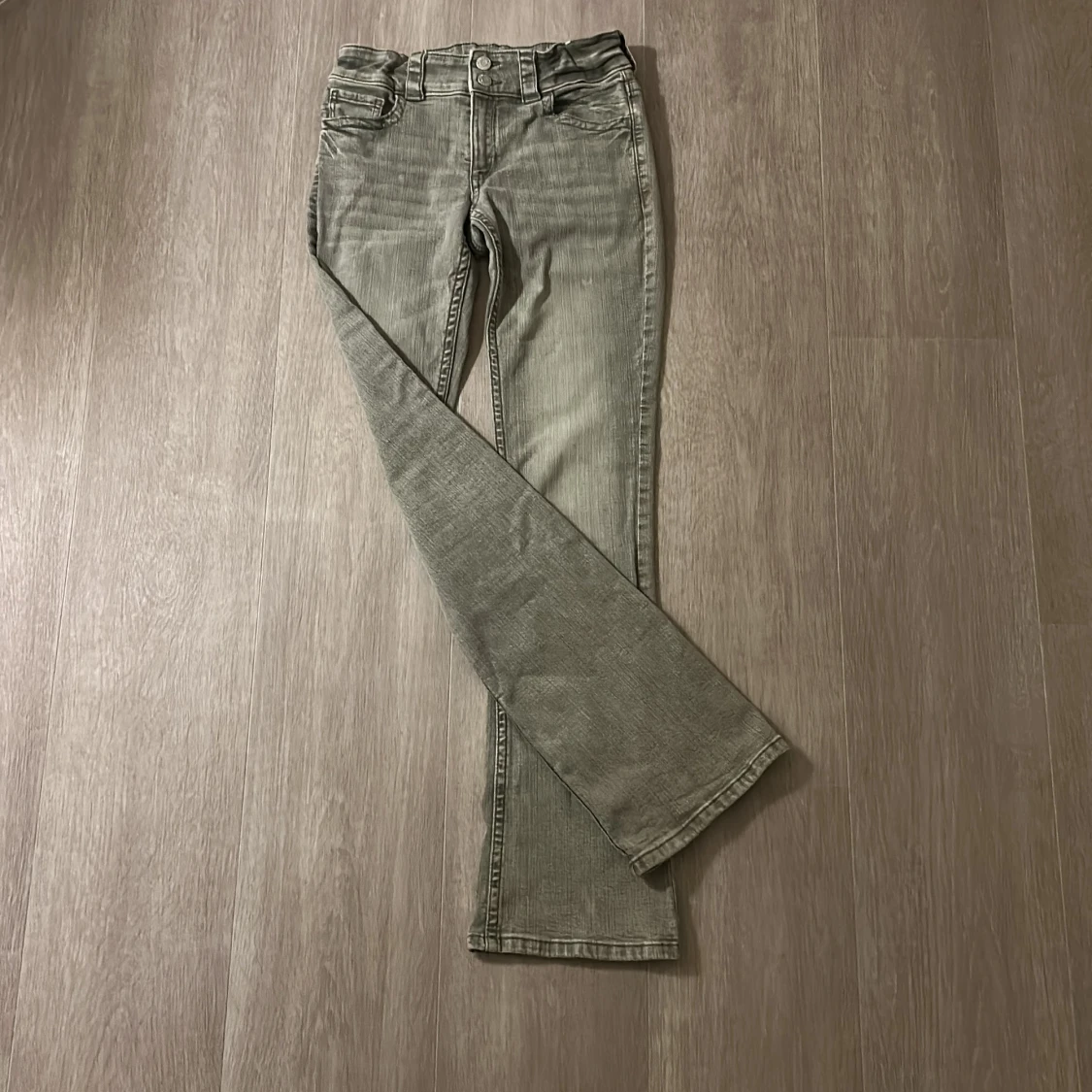 Grå bootcut jeans från H&M