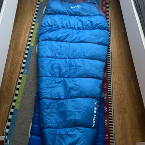 Sovsäck -  Maximal användarlängd: 140 cm  Komforttemp: +10 °C Mått: 170x70 cm Vikt: ca 1050 g 