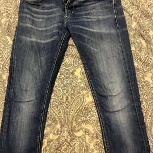Dondup jeans - Säljer dessa mörkblå dondup jeans eftersom att dom inte längre passar mig, skicket är bra och byxorna sitter fint som dom ska 