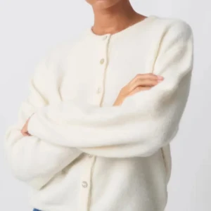 Vit fluffig kofta med knappar - Supermjuk och fluffig vit kofta från gina med rund hals och pärlemorknappar framtill. Långärmad och lite oversized passform, perfekt att slänga på sig när det är kyligt. Tillverkad i en stickad ullmix som känns lyxig och cozy. Den har aldrig används men jag kunde inte hitta kvitton därför finns de ingen lapp på tröjan