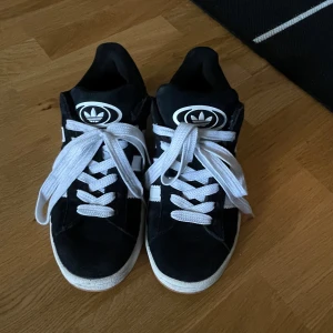 Adidas Campus 00 sneakers svart/vit strl 38 - Säljer ett par svarta och vita adidas campus 00. Använt väldigt få gånger. 