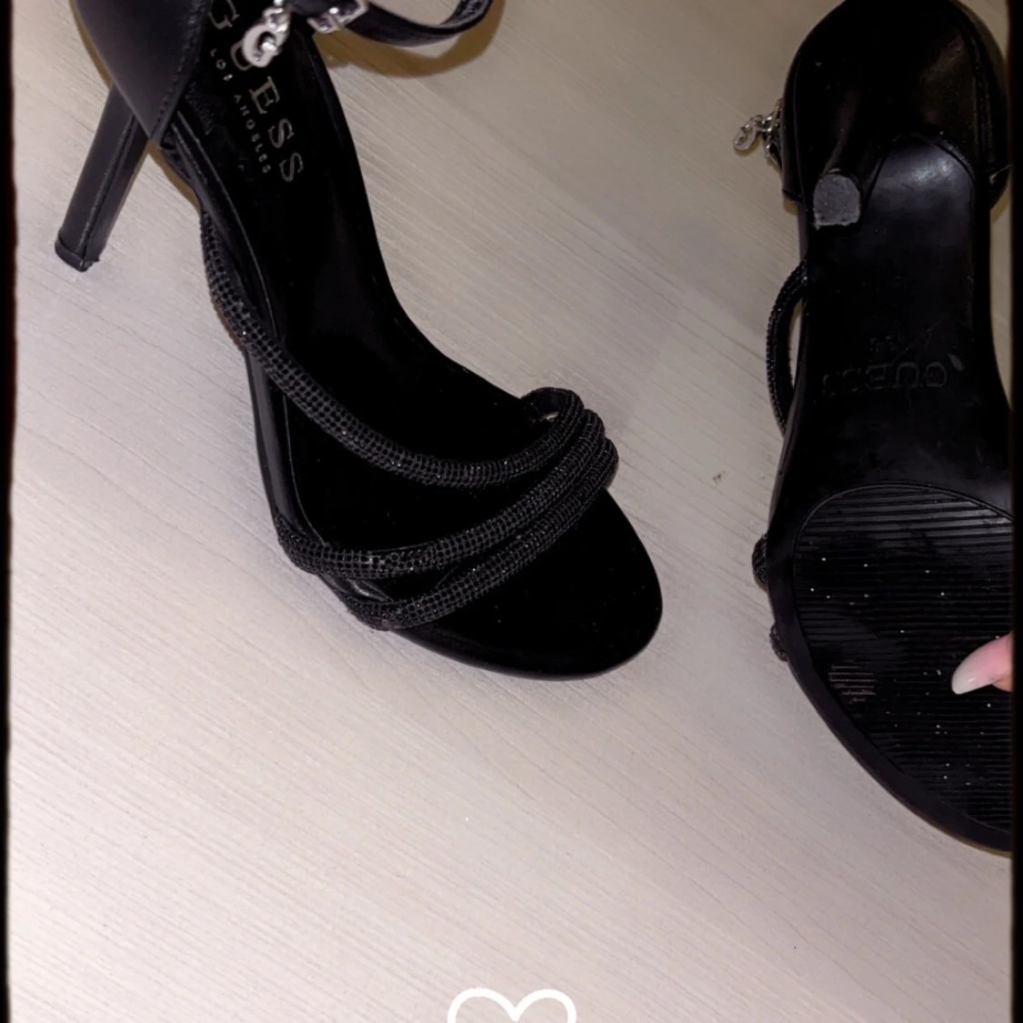 Svarta klackade sandaler från Guess - 2