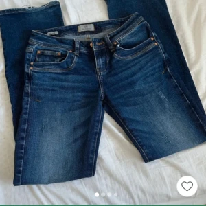 Mörkblå LTB  jeans  - Jätte snygga mörkblå jeans från LTb som jag köpte nyss men dem var tyvärr för korta. Storlek W27 L30