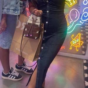 INTRESSEKOLL - Intressekoll på denna väska !? Använd sparsamt (2 gånger). Skriv era bud till mig gärna ☺️