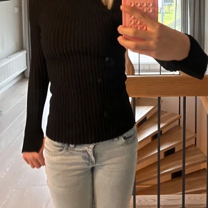 Glittrig svart ribbad tröja! - Säljer en svart glittrig ribbad långärmad tröja med tight passform ✨  