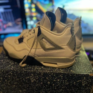 Air Jordan 4 midnight navy - Köpte på plick för något år sedan, dom var fel storlek så har själv aldrig använt dom. Förra ägaren sa att dom knappt var använda då heller. 