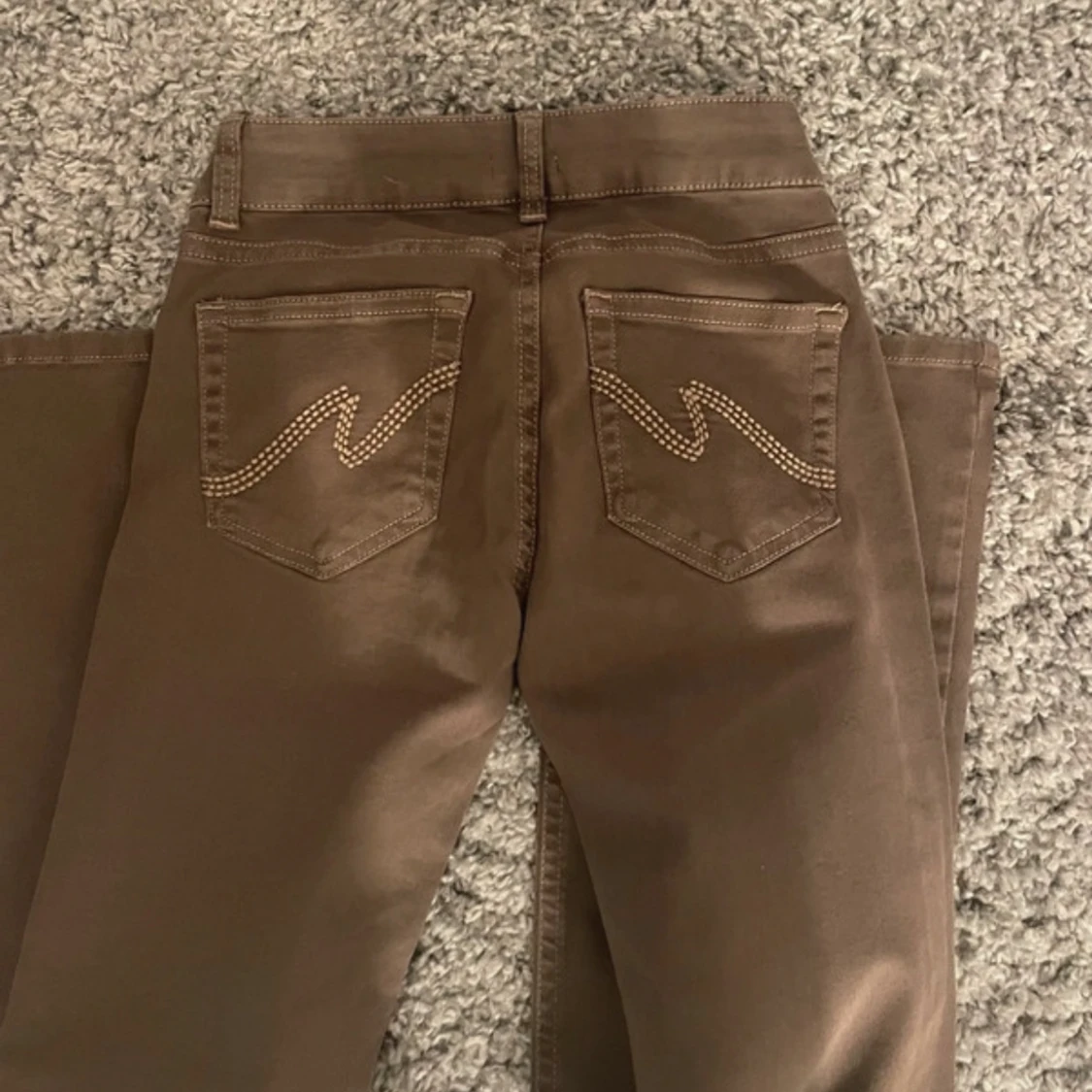 Bruna bootcut byxor från Nelly - 1