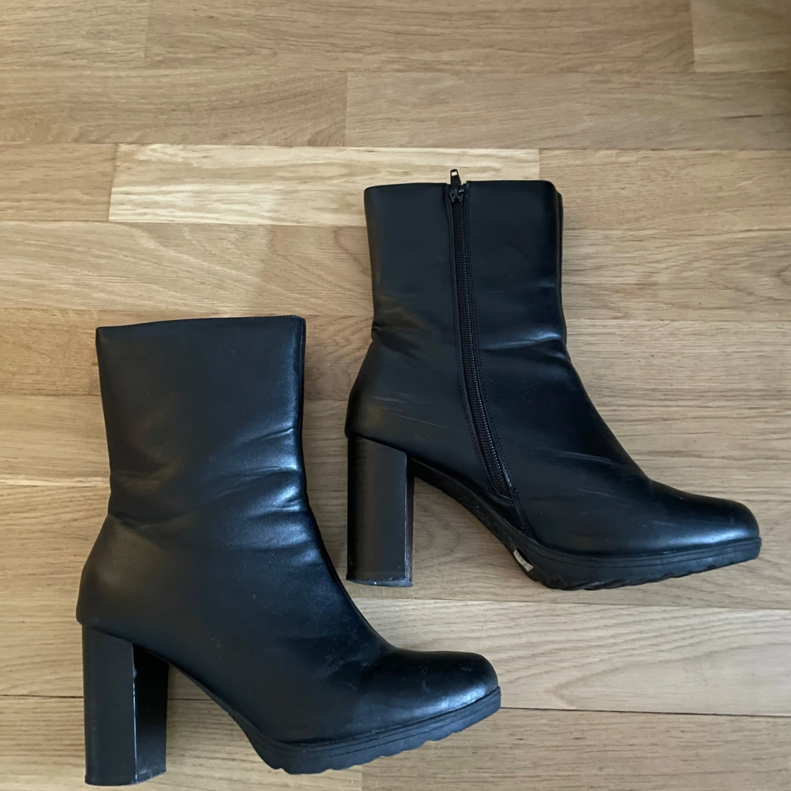 Svarta boots med klack och dragkedja