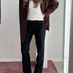 Lågmidjade kostymbyxor  - Säljer dessa snygga och sköna lågmidjade kostymbyxorna från Bikbok! De är i modellen Vera och i storlek 34🥰använda fåtal gånger💕skriv privat för egna bilder, priset är inte hugget i sten❤️