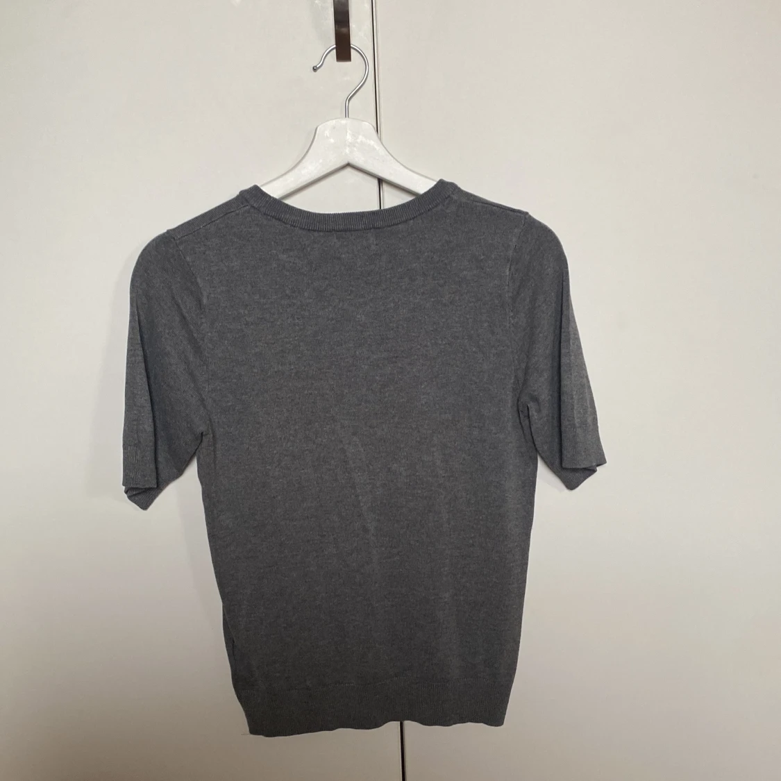 Mörkgrå stickad kortärmad tröja - 1