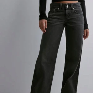 Levi's superlow  - Säljer ett par klassiska Levi's superlow jeans i svart tvätt W25/L34 . De är i bra skick om man bortser från defekterna längst ner, eftersom de är för långa för mig. Säljer dem eftersom de inte passar längre.