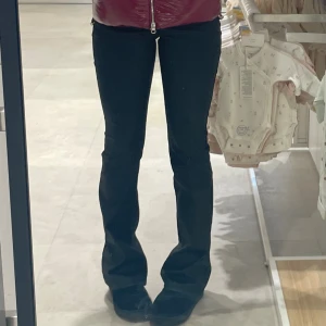 Svarta bootcut byxor i skinnlook - Snygga svarta byxor från vero moda med bootcut-modell och skinnliknande finish. Byxorna har klassisk femficksdesign och normal passform. Perfekta nu till hösten💕storlek xs/32 