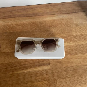 Chimi 04 ecru - Solglasögon från Chimi i bra skick! Original låda och duk medföljer. Nypris: 1400