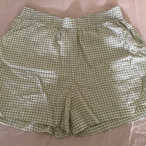 Gröna rutiga shorts - Superfina gröna och vita rutiga shorts från Envii i modellen ENMUSTARD SHORTS. Snygg relaxed fit och klassiskt rutmönster.