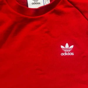 Adidas Original Sweatshirt  - Adidas Original Sweatshirt Strl M, stor i storleken. Röd, bra skick. Inga noppor. 