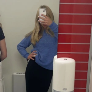 Blå stickad tröja med lång ärm - Säljer en blå stickad tröja från Selected då den ej används längre. Färgen är klarblå och materialet känns mjukt mot huden. Passar till både jeans och kjol. Ordinarie pris: 599kr💙