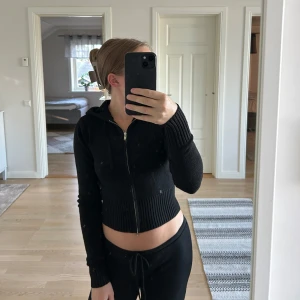 Svart kofta - En fin svart kofta från Nelly i storlek S! Oanvänd🤍