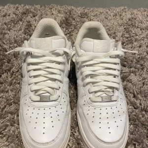 Air force 1 st 42,5 - Fräscha vita Air Force 1 Low – en av Nikes mest älskade modeller. Stilrena, bekväma och alltid rätt oavsett outfit. En sneaker du aldrig tröttnar på.