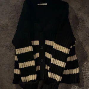 Stickad kofta zara - Söt stickad randig kofta från Zara. Storlek s-m. Mycket bra skick!😋