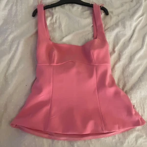 Rosa söt topp zara💓 - Supersnygg rosa topp från zara i storlek s!💓 rosett i ryggen! Aldrig använd!