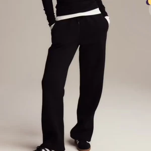 Svarta lowwaist mjukisbyxor från Gina - Säljer nu mina superfina svarta mjukisbyxor från Gina Tricot🖤De är ganska nya och sällan använda, så i ett otroligt bra skick! Köptes för 300kr.🖤