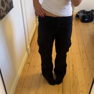 Svarta cargo byxor - Svarta cargobyxor från Gina tricot, aldrig använt!