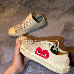 Comme des garcons skor  - Nu säljer jag ett par riktigt feta cdg skor. De är i bra skick men behöver kanske en liten tvätt! De är i storlek 41,5. Enda nackdelen med skorna är att sulorna är borta. Skriv till mig för fler frågor och bilder.
