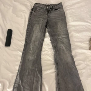 Grå bootcut jeans från Perfect Jeans - Säljer mina snygga grå jeans från Gina i bootcut-modell. Storlek 32/XS, jeansen är inte så stretchiga . Jeansen har klassisk femficksdesign, normal passform och är tillverkade i ett mjukt jeanstyg. Säljer då dom inte används 