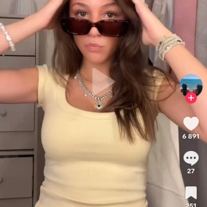 Ljusgul ribbad linnetopp - Säljer denna fina gulliga gula topp. Perfekt till ett par ljusa jeans. Använd 4-5 gånger och inga fläckar elller skador på tröjan. Skriv för mer bilder 💗