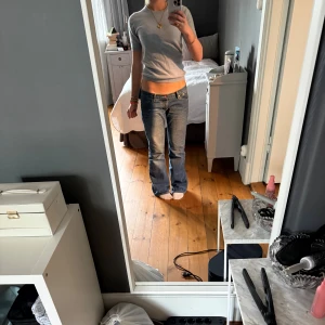 Ljusblå kortärmad Soft Goast stickad tröja!! - Säljer en supersnygg ljusblå kortärmad stickad tröja ifrån Soft Goat i storlek S! Den har en litet hål på armen men inget man tänker på! Nypris 2295 men pga litet hål säljer jag den för 800!! Skriv gärna om du har frågor!!🌸