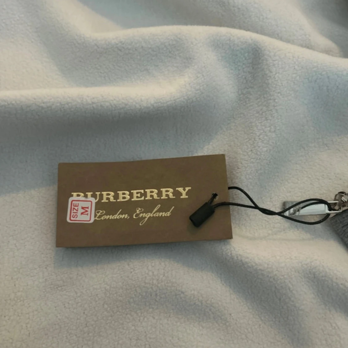 Grå hoodie från Burberry med rutig huva - 3