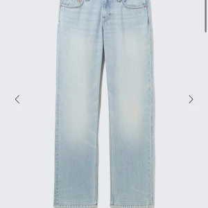 Ljusblå raka jeans med vintagekänsla - Säljer ett par ljusblå jeans med rak passform och klassisk femficksdesign. Jeansen har en avslappnad, loose fit och är tillverkade i mjukt denim. Perfekta för dig som gillar en chill och tidlös look. Fina slitningar framtill för en extra vintagevibe.