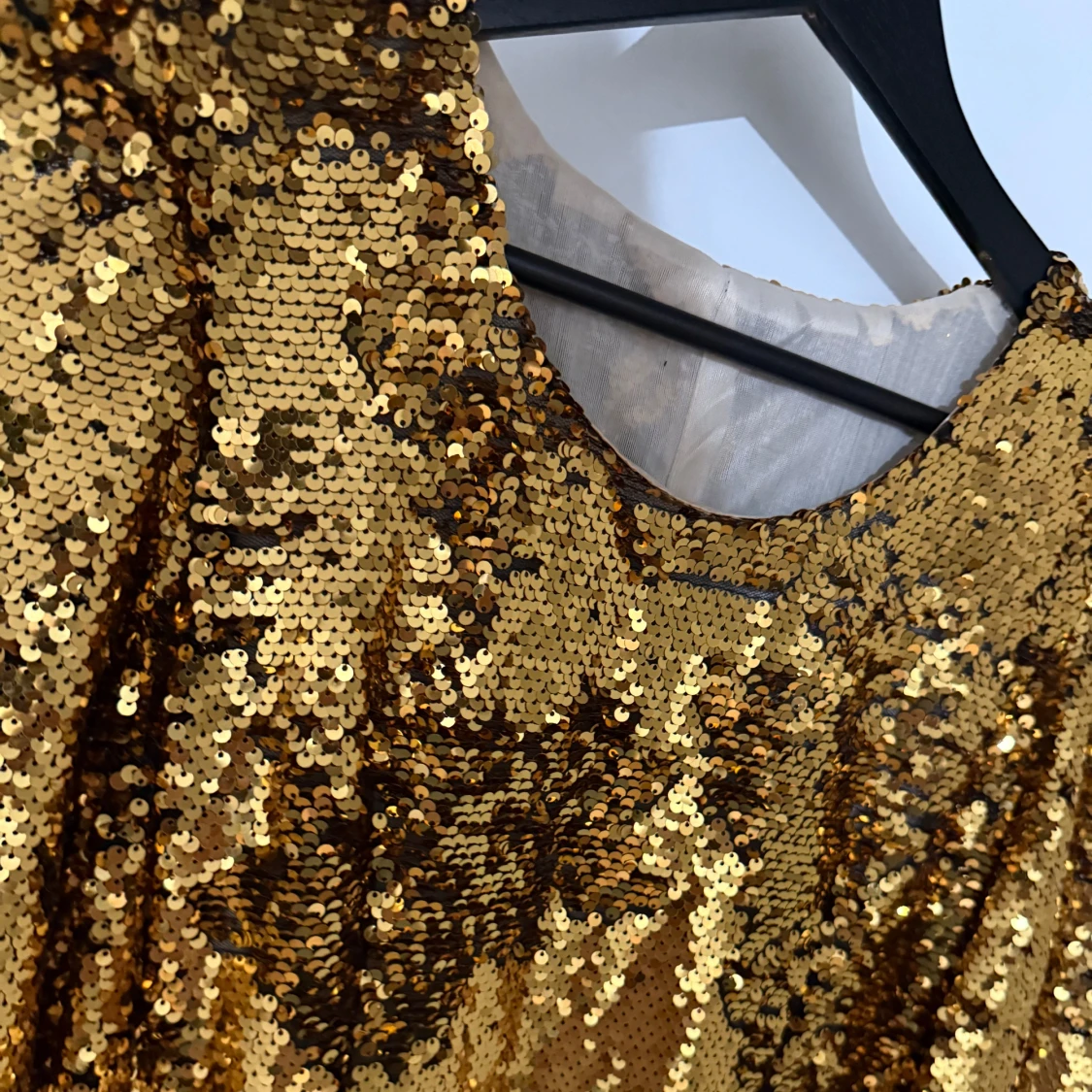 Guldig paljettklänning med svart knyt
