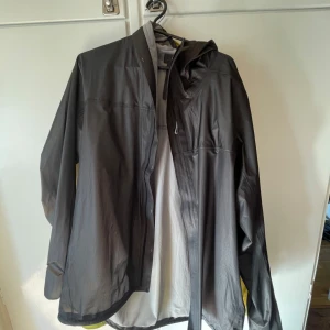 Houdini the orange jacket  - Säljer mina 2 stycken Houdini regn/vind jacka. Helst ny 1500kr/st. Priset kan diskuteras 