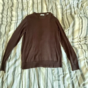 Brun stickad tröja från Jack & Jones - En stilren brun stickad tröja från Jack & Jones i storlek XS. Aldrig använd, säljer på grund av att jag inte använder den . Bara att skriva vid funderingar 