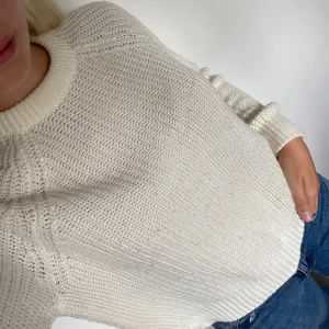 Vit stickad tröja från Vero Moda - Säljer en vit stickad tröja från Vero Moda i storlek S. Tröjan har rund halsringning och grovstickad struktur som ger en chill och mysig vibe. Perfekt att matcha med jeans eller kjol för en enkel och snygg look.