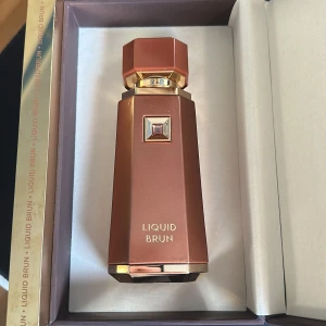 Liquid Brun parfym French Avenue - Liquid Brun från French Avenue har toppnoter av kanel, bergamott, kardemumma och apelsinblom. Den är helt ny med 100ml kvar. Jag har kvitto på när den var köpt. Ville endast testa och den var inte min typ av parfym. Pris kan diskuteras vid snabb affär