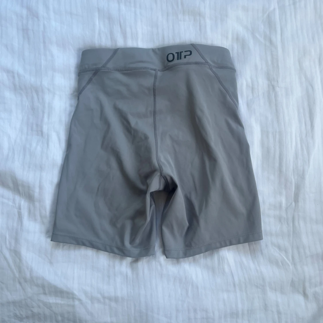 Grå träningstights shorts från OTP - 1