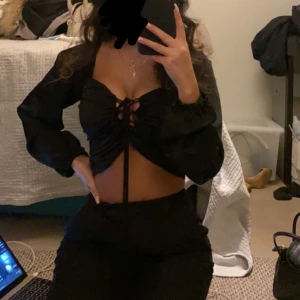 Svart satinblus Bik Bok - Svart satin/sammet-blus. Från bikbok. Med snörning. Varsamt använd. 