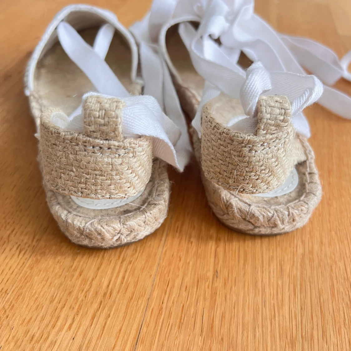 Vita sandaler med broderade blommor H&M - 3