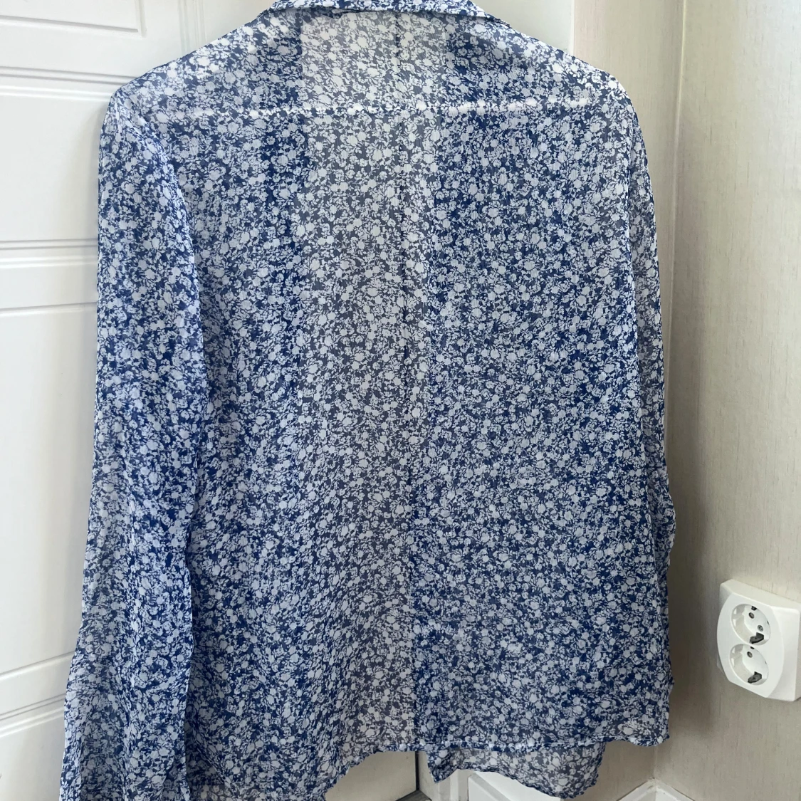 Blåvit blommig skjorta i tunn polyester - 1